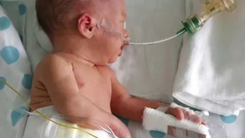 Explicația unor părinți pentru faptul că au acceptat ca televiziunea să filmeze ultimele zile ale bebelușului lor | VIDEO