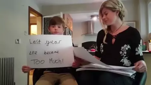 Un copil de 8 ani a vrut să se sinucidă. I-a spus mamei că îi este mai bine adormit decât treaz | VIDEO