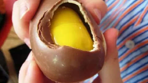 Presa britanică: Copii români, pe post de sclavi. Muncesc câte 13 ore pentru a asambla jucăriile din ouăle Kinder