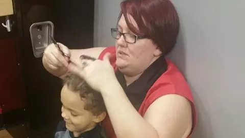 Cum a ajuns o coafeză eroina unei mame al cărei copil este autist | FOTO