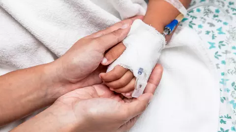 Imaginile cu un copil in lupta cu cancerul au induiosat intreaga lume