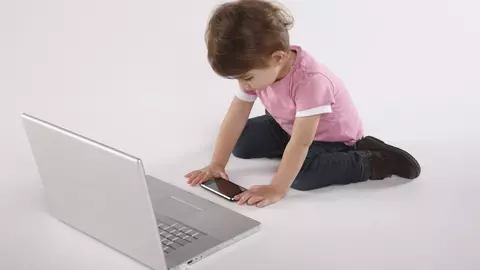 De la ce vârstă lăsăm copiii cu telefonul și tableta. Care sunt riscurile și cum le putem evita