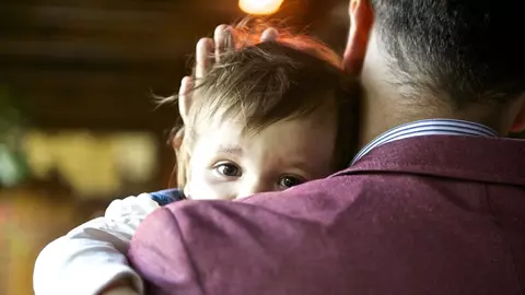 Un tătic explică de ce își lasă copiii să doarmă în patul lui