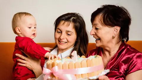 Serbau primul an din viata fetitei lor. Au chemat toti apropiatii, dar nu i-au lasat sa vina cu cadouri