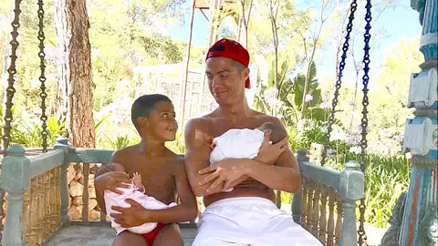 Familia lui Ronaldo s-a marit cu 2 membri. Vezi cum arata gemenii fotbalistului