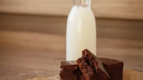 A pregatit negrese cu propriul lapte, apoi le-a dus la scoala copilului