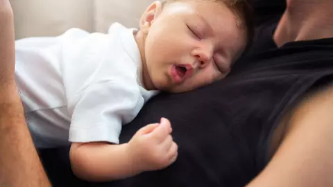 Toti parintii vor sa pozeze in aceasta pozitie, insa consecintele pot fi tragice