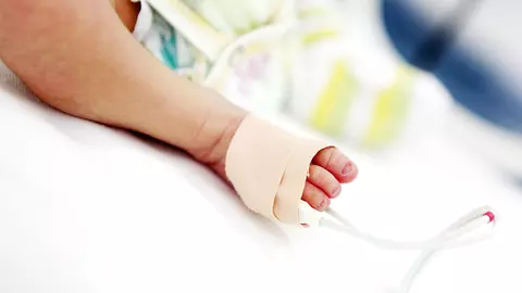 Update: Bebelusul salvat de politisti din WC s-a stins la spital