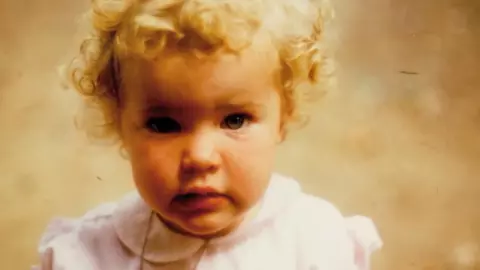 A facut rujeola la 11 luni si s-a vindecat rapid. 24 de ani mai tarziu, virusul a revenit