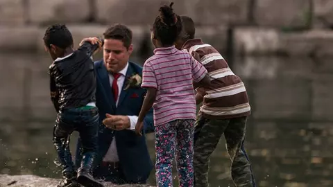 A salvat un copil de la inec in timpul nuntii sale