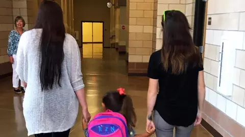 Are doua mamici care au condus-o in prima zi de scoala, insa nu din motivul pe care l-ati banui