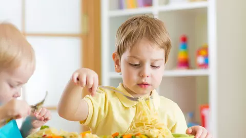 Meniul dintr-o cresa din Romania continea 3 deserturi pe zi