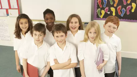 Uniforma obligatorie ar trebui sa dispara. De urgenta!