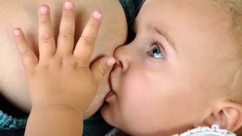 A demonstrat cu o imagine ca alaptarea copiilor e benefica si dupa 6 luni