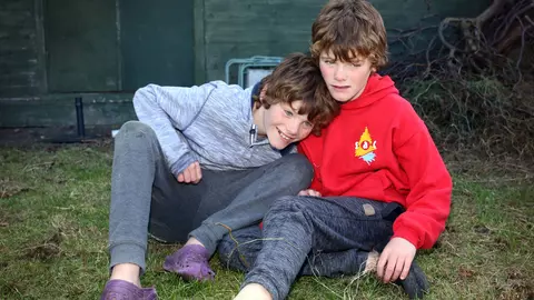 Au fost diagnosticati cu autism sever la 2 ani. Dupa o terapie controversata, au facut progrese incredibile