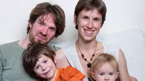 Stil de parenting ce naste controverse: fara reguli, fara vaccinuri, fara pantofi