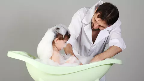 "Sotul s-a suparat pe mine ca nu vreau sa-l las sa le spele pe fiicele noastre" - Explicatia mamei e halucinanta