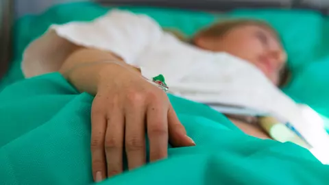 Facebook a eliminat poza unei mame care naste, considerand-o pornografica