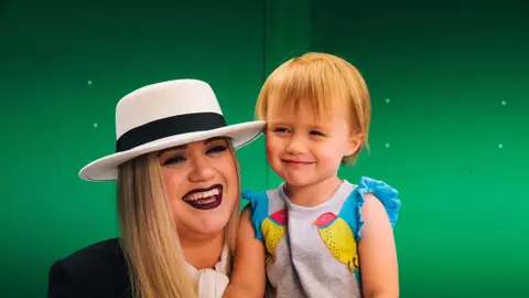 Cantareata Kelly Clarkson a declarat ca isi disciplineaza fizic copiii si nu se jeneaza de asta