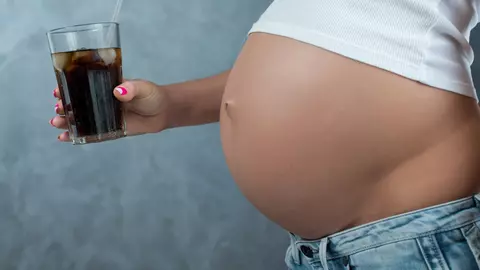 Femeile care beau suc in timpul sarcinii risca sa aiba copii obezi