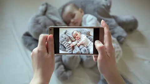 Parintilor care isi expun copiii pe internet ar putea ajunge chiar la inchisoare