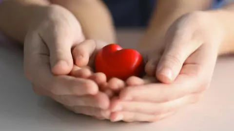 Au strabatut mii de kilometri pentru a putea ajuta copiii romani dintr-un orfelinat