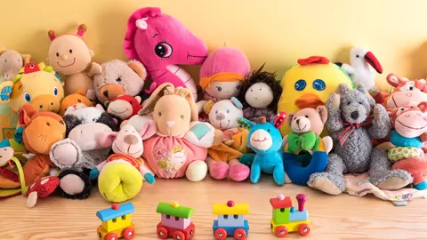 De ce sa nu-i mai iei atat de multe jucarii copilului tau