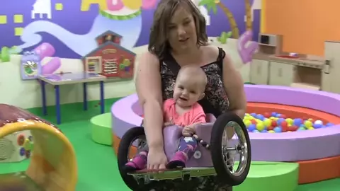 I-a construit fiicei sale de doar 7 luni un carucior cu rotile din obiecte de prin casa