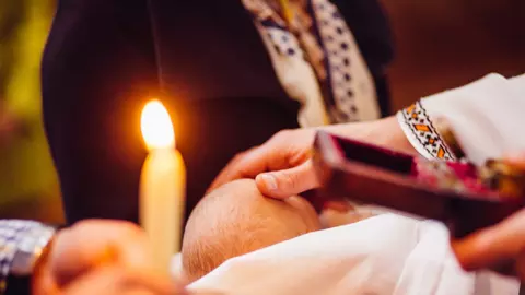 Sentinta: Inchisoare cu executare pentru o mama care si-a botezat copilul