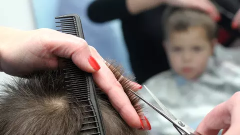 Copilul nu vrea sa stea la tuns. Ce pot sa fac?