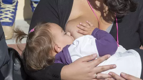 Salvati Copiii: Varsta maxima pana la care copiii pot fi alaptati in public este discriminatorie