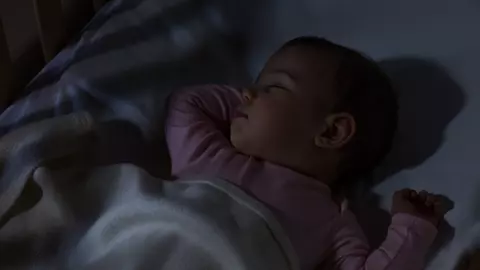 Si-au lasat copilul de 11 luni singur in camera de hotel, iar ei s-au dus sa ia cina