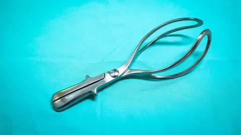 O mamica cere interzicerea forcepsului la nastere