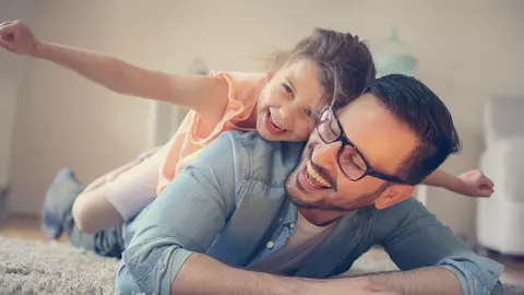 Parinte singur: Fiica sa, tratata ca o oaie neagra, pentru ca avea doar un tata acasa