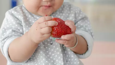 De la ce varsta poti sa ii dai capsuni copilului tau