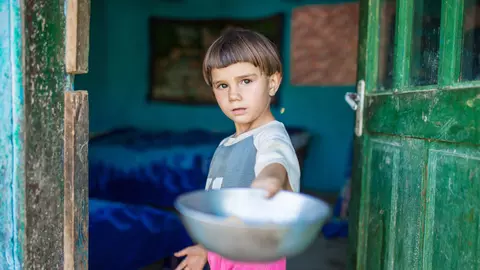 Bunastarea copiilor din mediul rural: 1 din 5 copii merge la scoala obosit de munca, 3% se culca flamanzi