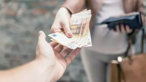 Mama pusa la zid, dupa ce a refuzat sa dea bani pentru serbare si cadouri la gradinita