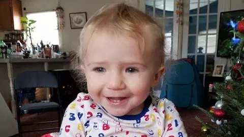 Un copil de 1 an s-a sufocat in masina, dupa ce bunica a lesinat in casa