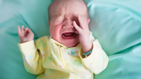 Cum linistesti un bebelus care plange - 3 trucuri ce functioneaza