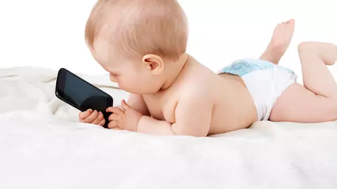 De ce e periculos sa iti lasi copiii mai mici de 18 luni in fata ecranelor