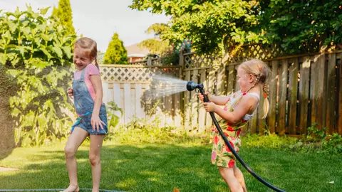 Furtunul din gradina poate produce accidente grave copiilor