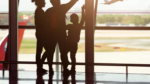 Noi conditii in care romanii pot iesi cu copiii din tara