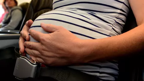 Zborul cu avionul in sarcina - Pana in ce luna poti calatori, in functie de operatorul aerian