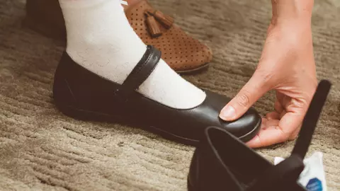 De ce sa nu iti lasi niciodata copilul sa probeze incaltaminte descult