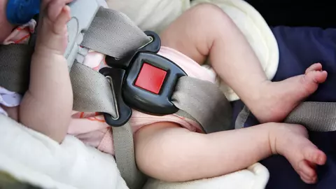 De ce sa nu folosesti niciodata scaunul auto in afara masinii