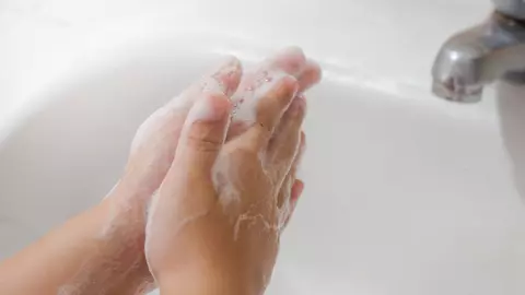 Apa si sapun sau gel antibacterian? Ce previne mai bine imbolnavirea