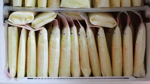 Cum depozitezi laptele matern pentru mai tarziu