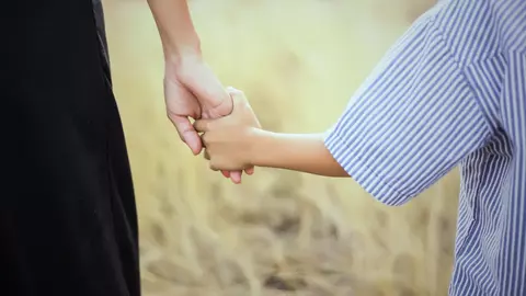 Familiile monoparentale ar putea fi ajutate de stat