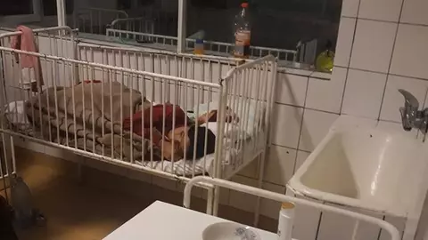 Mama ghemuita intr-un patut ruginit de bebelus, in cel mai mare spital din Craiova