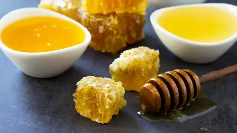 Bebelusi diagnosticati cu botulism, dupa ce parintii le-ar fi dat suzete inmuiate in miere